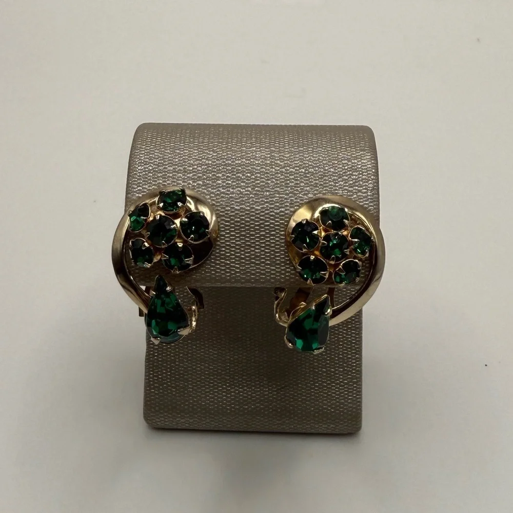 Vintage Gold Tone Emerald Green Cluster Clip-On Earrings | Retro Statement